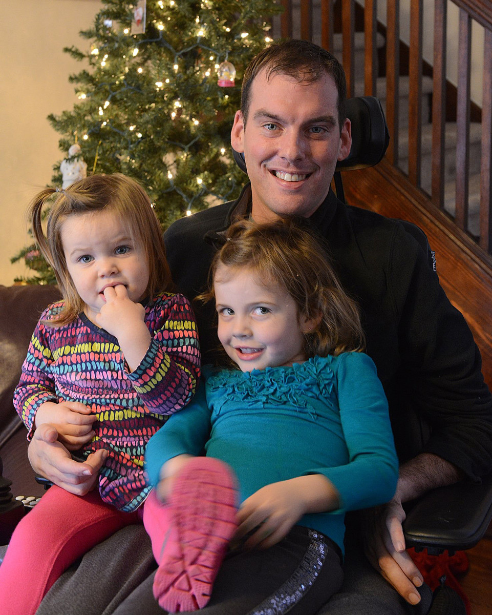 Onyshko (with daughters in 2013) believes suffering “at least 20” concussions led to his developing ALS.